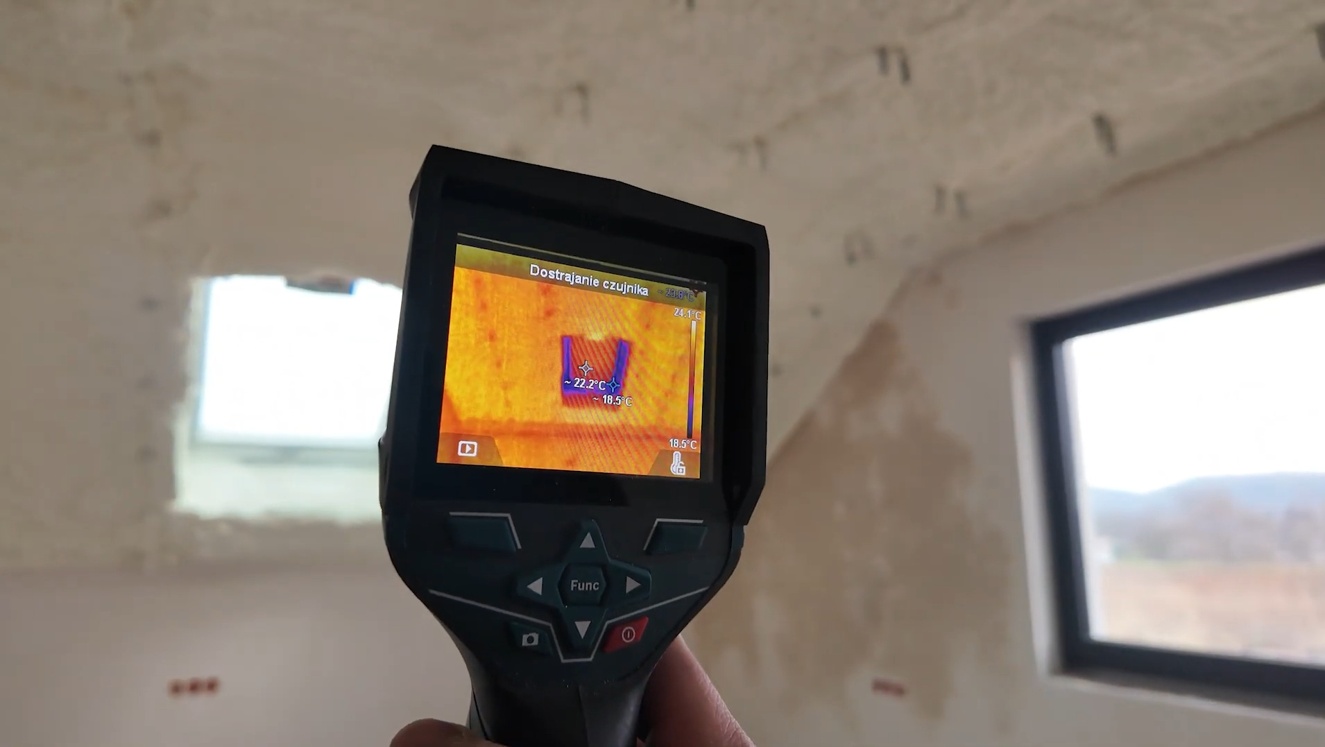 Test izolacji kamera termowizyjną