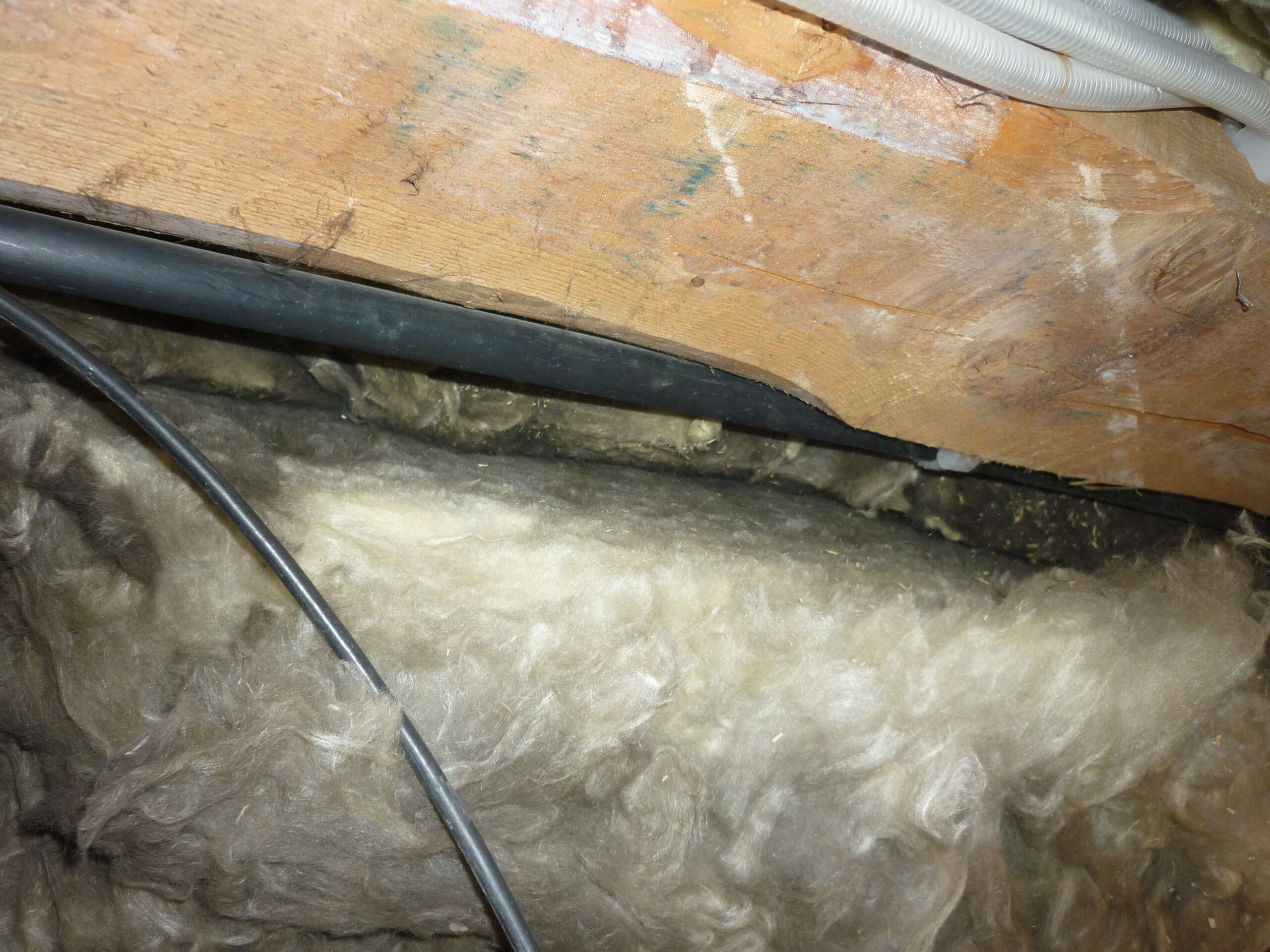 Przerwa między wełną mineralną a konstrukcją dachu